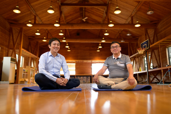 福田康隆氏(写真左)と宇陀栄次氏。鼎談は宇陀氏の軽井沢の別荘で行われた。宇陀氏が所有する前は、歌舞伎役者の屋号のひとつで、市川猿之助などが使用していた沢瀉(おもだか)屋が所有していた土地で、本写真は敷地内にある歌舞伎役者の稽古場