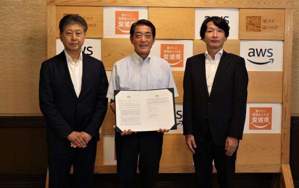 (左から)アマゾン ウェブ サービス ジャパン 合同会社 常務執行役員、パブリックセクター統括本部長 宇佐見潮氏、愛媛県 知事 中村時広氏、アマゾン ウェブ サービス ジャパン 合同会社 パブリックセクター自治体事業本部長 山口徹氏