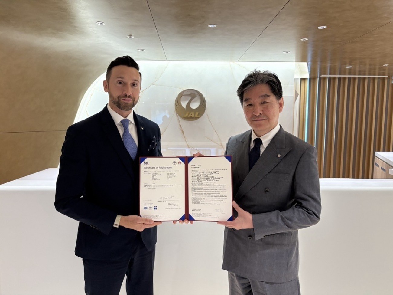 【左】BSIグループ グローバル認証ビジネス プレジデント Harold Pradal氏、【右】日本航空デジタルテクノロジー本部長 鈴木啓介氏