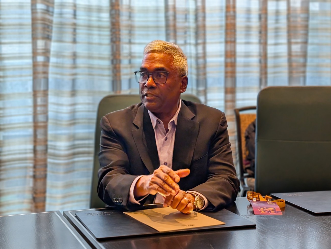 APACメディアのインタビューに応じるクリアン氏