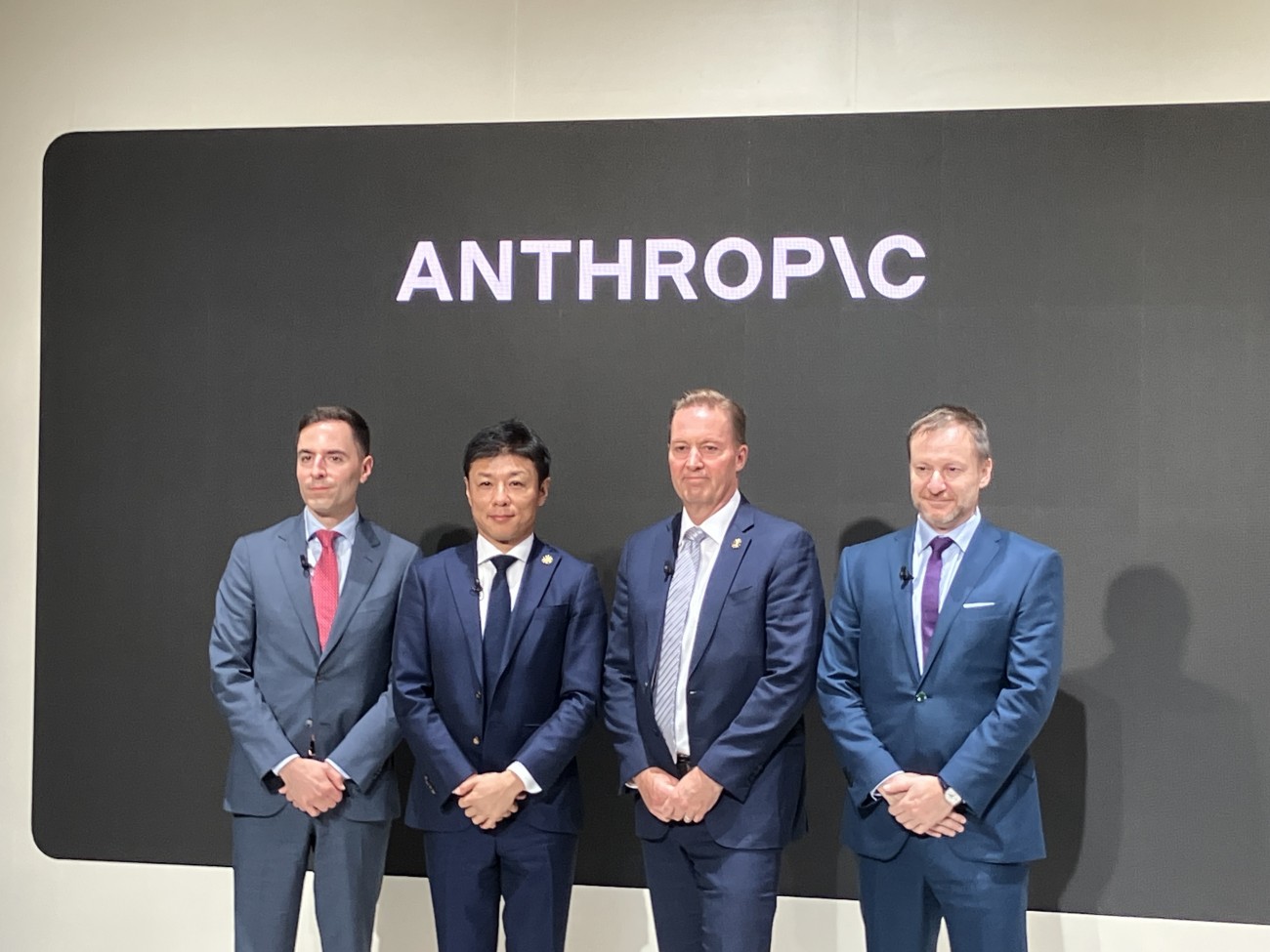 (左から)Anthropic グローバルアフェアーズ(国際関係)責任者 マイケル・セリット氏、Anthropic Japan合同会社 代表執行役社長 東條英俊氏、Anthropic 国際事業マネージングディレクター クリス・シアウリ氏、Anthropic 最高商務責任者(CCO)ポール・スミス氏