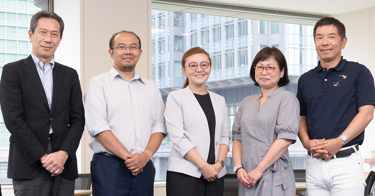 写真左から日本郵船 DXグループ グループ長 塚本泰司氏、Monohakobi Technology Institute 船舶物流技術グループ 機関ソリューションチーム ユニット長 プトゥ・ハンガ・ナン・プラヨガ氏、NYK Business Systems 海務工務システム部 王維氏、NYK Business Systems 海務工務システム部 課長 丸野由紀子氏、日本郵船 海務グループ グループ長代理 機関長 山田省吾氏