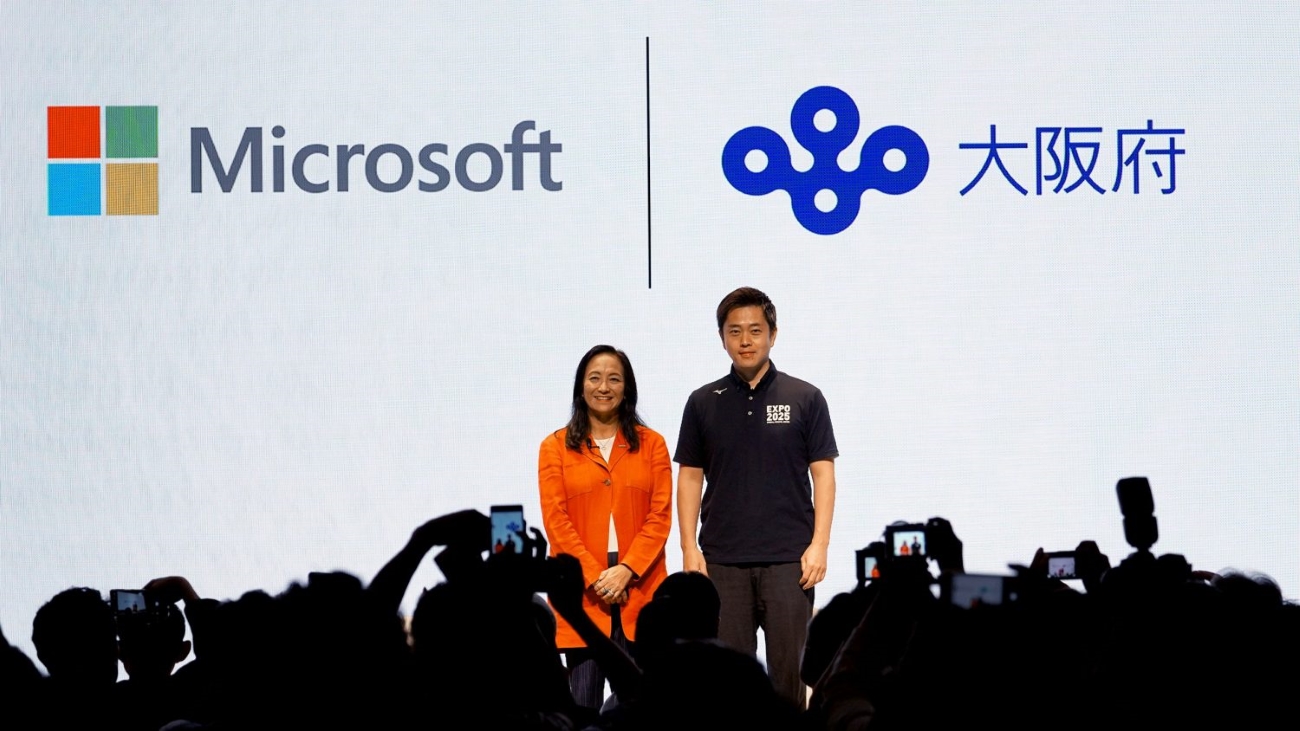 左：日本マイクロソフト株式会社 代表取締役社長 津坂美樹氏、右：大阪府 知事 吉村洋文氏