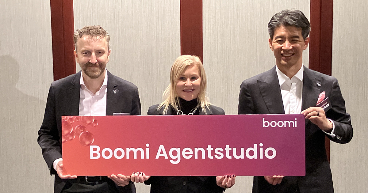 （左から）Boomi, LP. CTO マット・マクラーティ（Matt McLarty）氏、同社 社長兼CFO ヴァレリー・レイニー（Valerie Rainey）氏、Boomi株式会社 代表取締役社長 CEO 河野英太郎氏