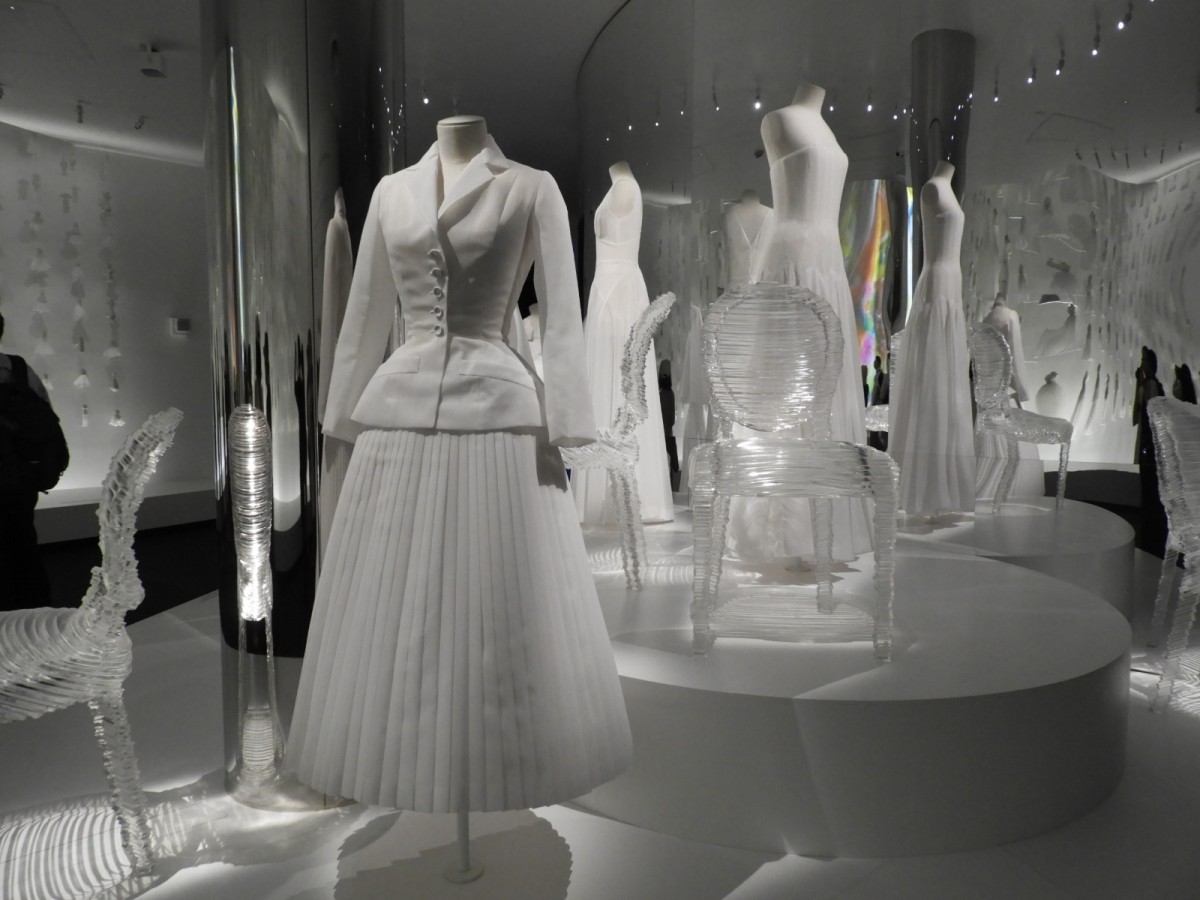 フランスパビリオン内のDIOR（ディオール）展示では、創作の原点である真っ白なトワル（仮縫い）が壁一面に並び、ブランドを象徴する「バー」スーツや日本人アーティストとのコラボ作品も紹介されていた。人気のドレス展示の前では人が立ち止まる場面もあったが、会場全体の導線設計により混雑感は抑えられていた。