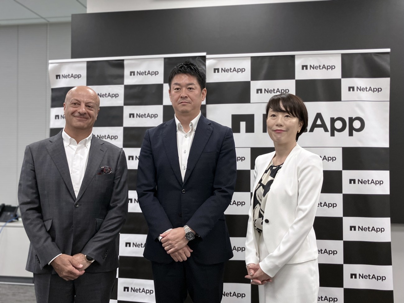 （左から）ネットアップ合同会社 代表執行役員会長 中島シハブ・ドゥグラ氏、三谷産業株式会社 DX推進担当 深堀俊彰氏、ネットアップ合同会社 代表執行役員社長 斉藤千春氏