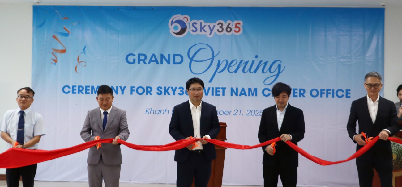 テープカットの様子