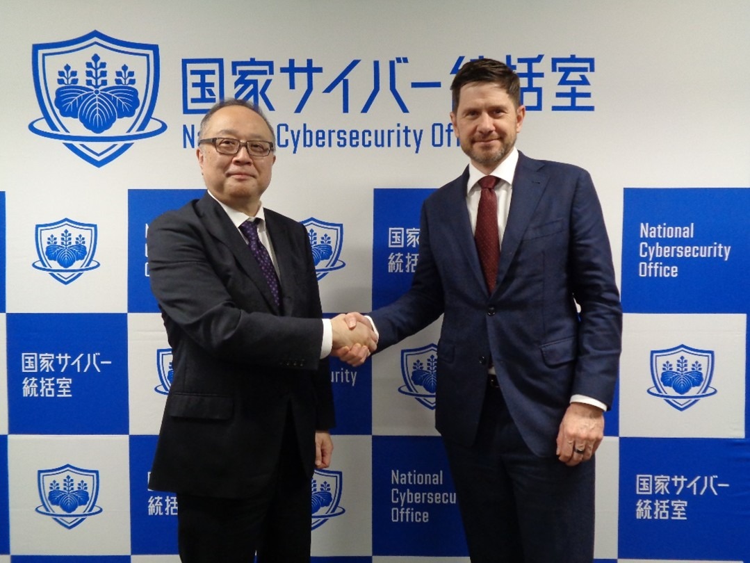 （写真左から）国家サイバー統括室（NCO）内閣サイバー官 飯田陽一氏、シスコシステムズ シニアバイスプレジデント兼最高セキュリティ＆トラスト責任者 Anthony Grieco（アンソニー・グレコ）氏