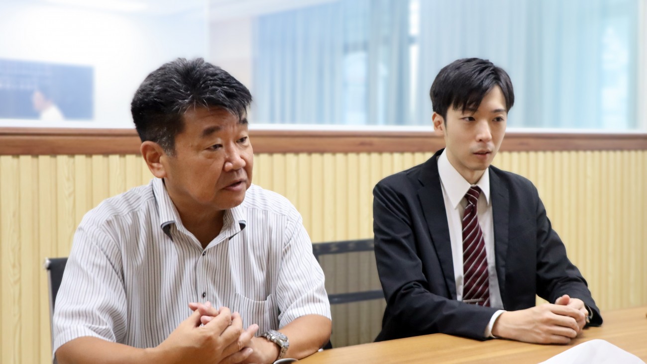 （左から）株式会社スカイ365 管理部 海外準備室長 栢栄治氏、同社 ベトナムセンター 小藏風陽氏