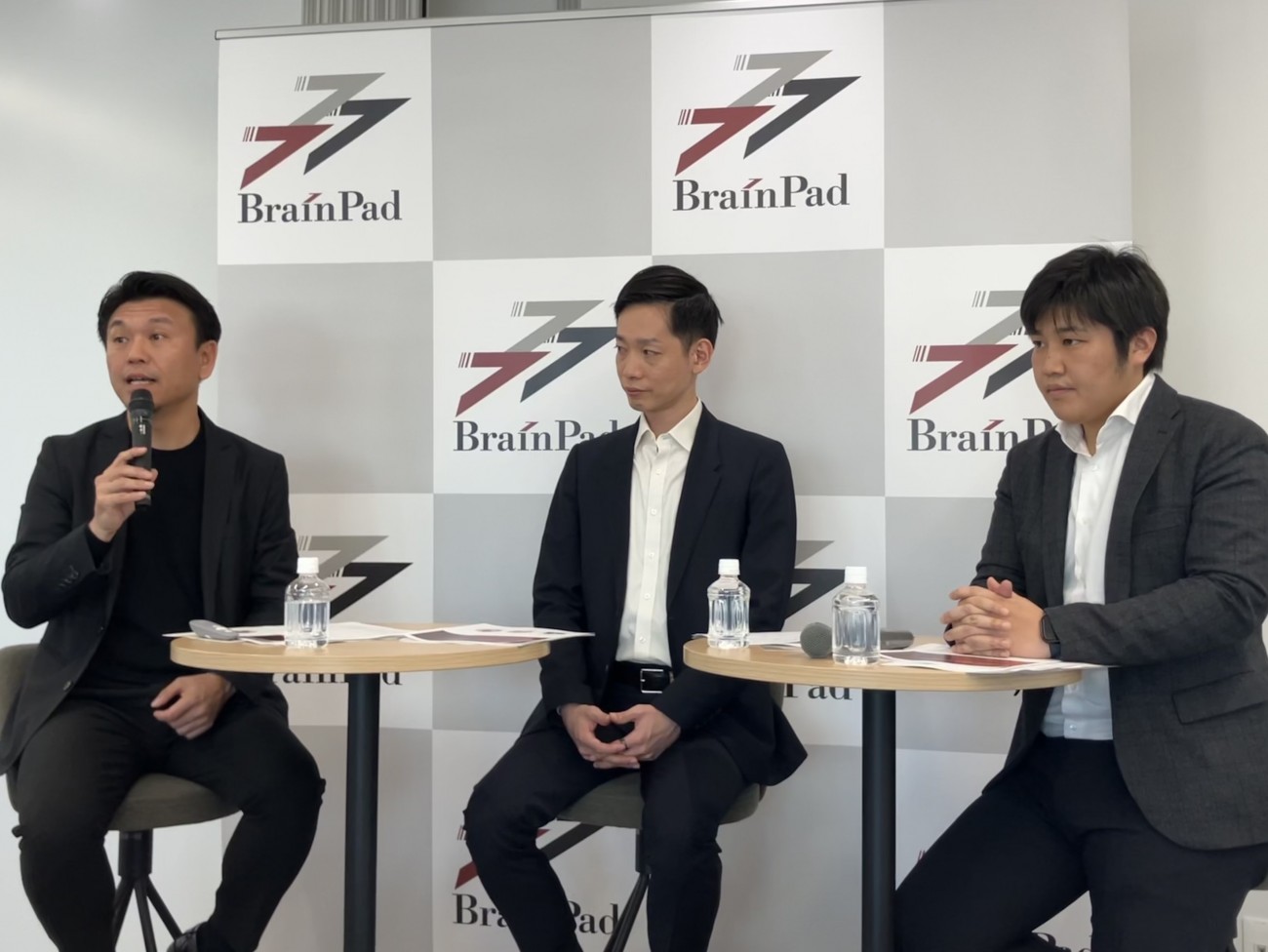 （左から）株式会社ブレインパッド 代表取締役社長CEO 関口朋宏氏、同社 上席執行役員 鵜飼武志氏、BrainPad AAA 代表取締役社長CEO 辻陽行氏