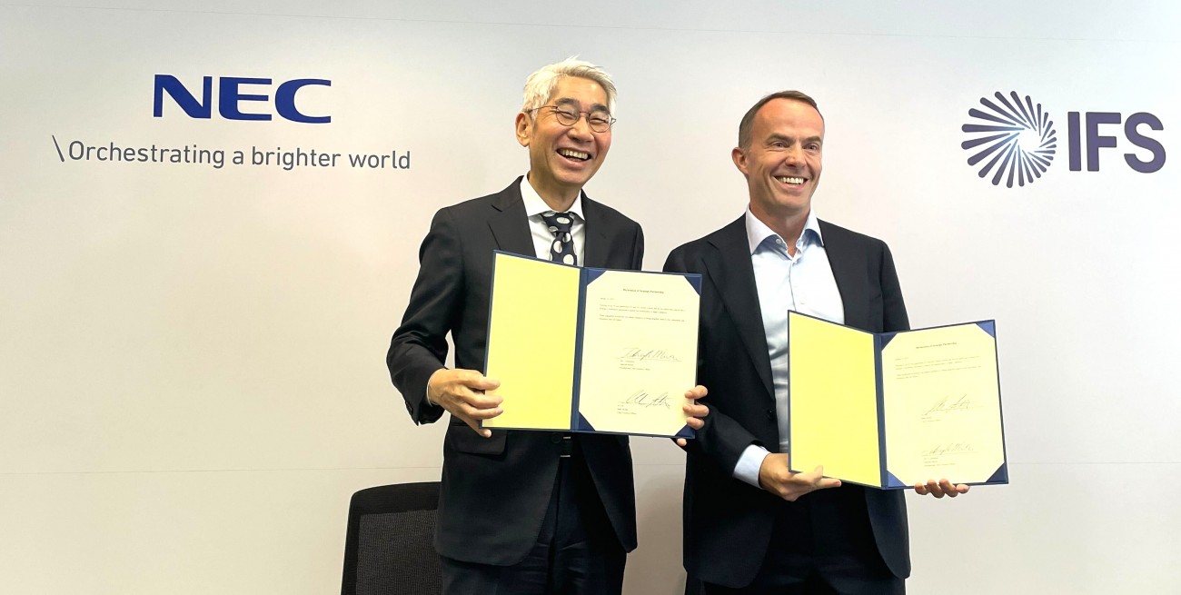 【左】日本電気株式会社 取締役 代表執行役社長 兼 CEO 森田隆之氏／【右】IFS AB CEO マーク・モファット氏