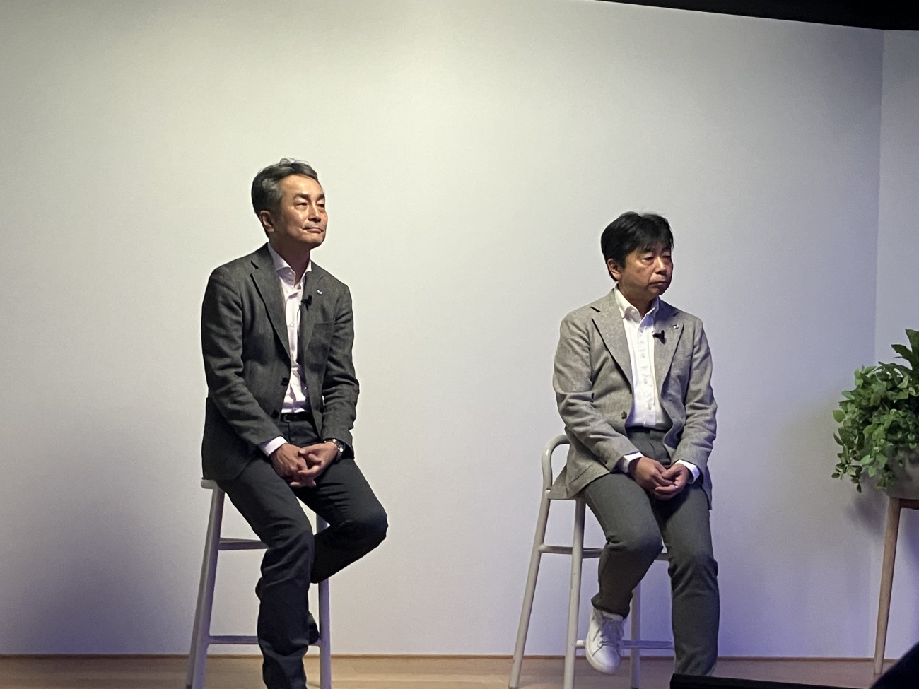 （左から）富士通株式会社 AI戦略・ビジネス開発本部 本部長 岡田英人氏、富士通Japan株式会社 特定プロジェクト対策本部 本部長／富士通株式会社 公共・社会インフラビジネスグループ 特定プロジェクト対策室 室長 國分出氏