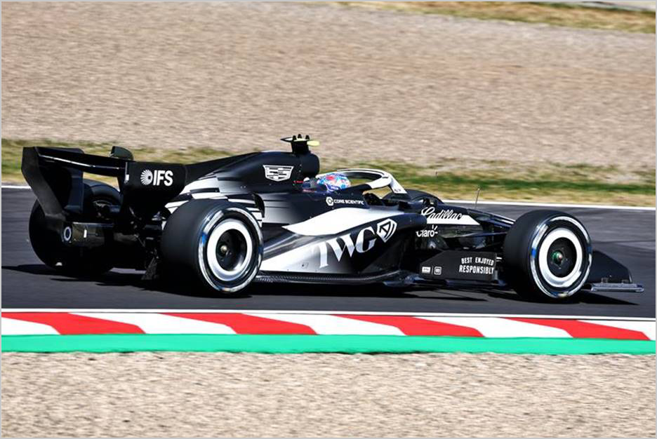 多くのクルーが工具だけでなく、デジタル機器を使いこなしながら作業を進めることでキャデラックF1チームのパフォーマンスが最大化される