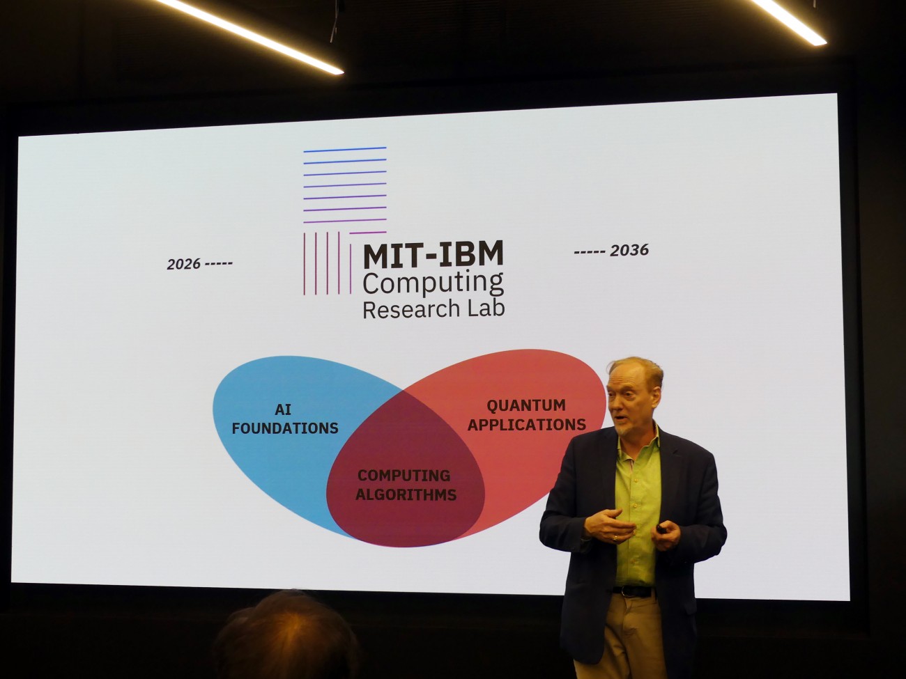 IBMとMITは協業をさらに10年間延長し、研究領域をAIから量子技術やアルゴリズム全体へと拡大。これにともない、ラボの名称を「MIT-IBM Watson AI Lab」から「MIT-IBM Computing Research Lab」へ変更する（写真は、MIT-IBM Computing Research Lab ディレクターのデビッド氏によるメディア向けセッションの様子）