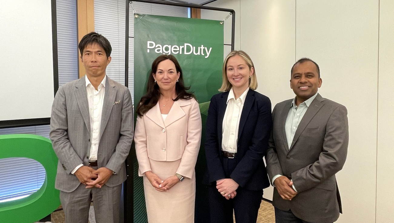 （左から）PagerDuty株式会社 代表取締役社長 山根伸行氏、PagerDuty Inc. Chairperson and Chief Executive Officer ジェニファー・テハダ（Jennifer Tejada）氏、同 Vice President, Product Management ノラ・ジョーンズ（Nora Jones）氏、同 Vice President, Engineering マヌ・グルダッタ（Manu Gurudatha）氏