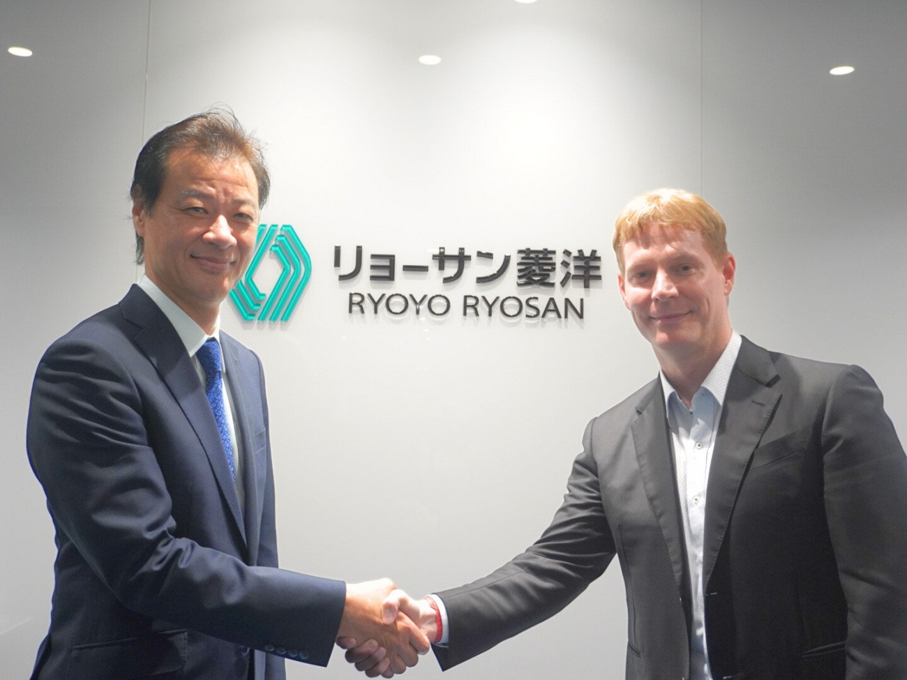 （左から）リョーサン菱洋 代表取締役社長執行役員 稲葉和彦氏、ai& CEO デビット・ベネット氏