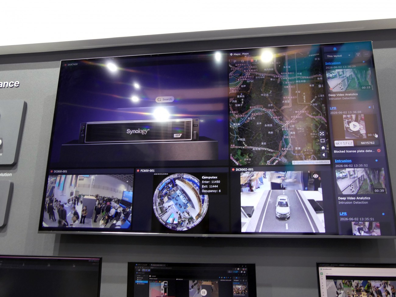 COMPUTEX 2026のSynologyブースに設けられた監視ソリューション展示エリア。数百規模のカメラを一元管理し、AIによる顔認証やナンバープレートなどの物体検知を組み合わせることで、管理者の負担を軽減する