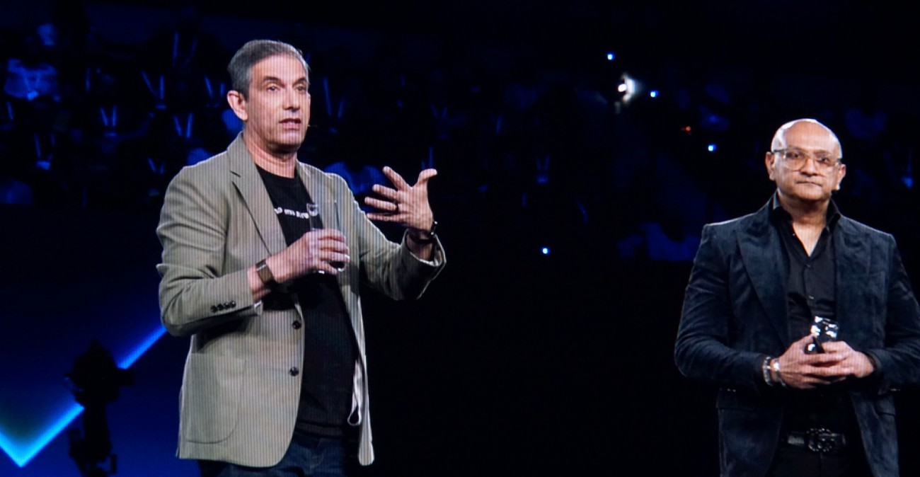 キーノートにて、Ciscoの最高製品責任者（CPO）ジートゥ・パテル氏とともに講演するハティ氏