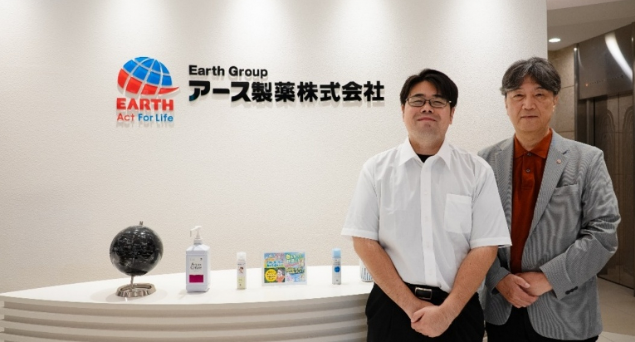 （右から）アース製薬株式会社 執行役員 経営統括本部 情報システム部 部長 梶晃氏、同社 経営統括本部 情報システム部 システム開発室 本社システム課 戸髙亮氏