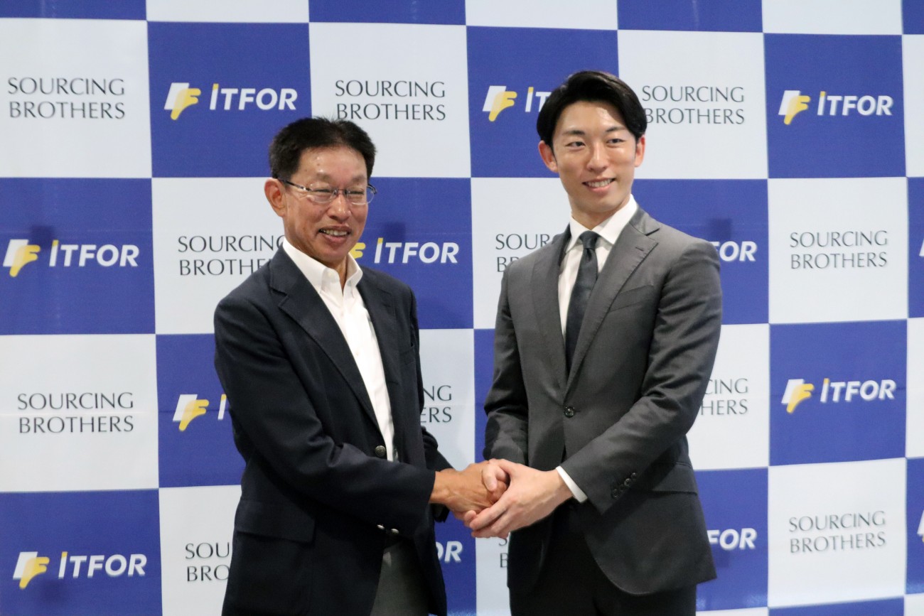 （左から）株式会社アイティフォー 代表取締役会長 兼 株式会社アイティフォー・グロースキャピタル 代表取締役社長 佐藤恒徳氏、ソーシング・ブラザーズ株式会社 代表取締役 渡邊祥太郎氏