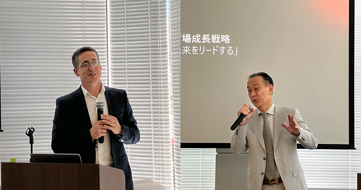 （左から）Ultra Red Ltd. CEO Eran Shtauber氏、KELA株式会社 執行役員兼COO 廣川裕司氏