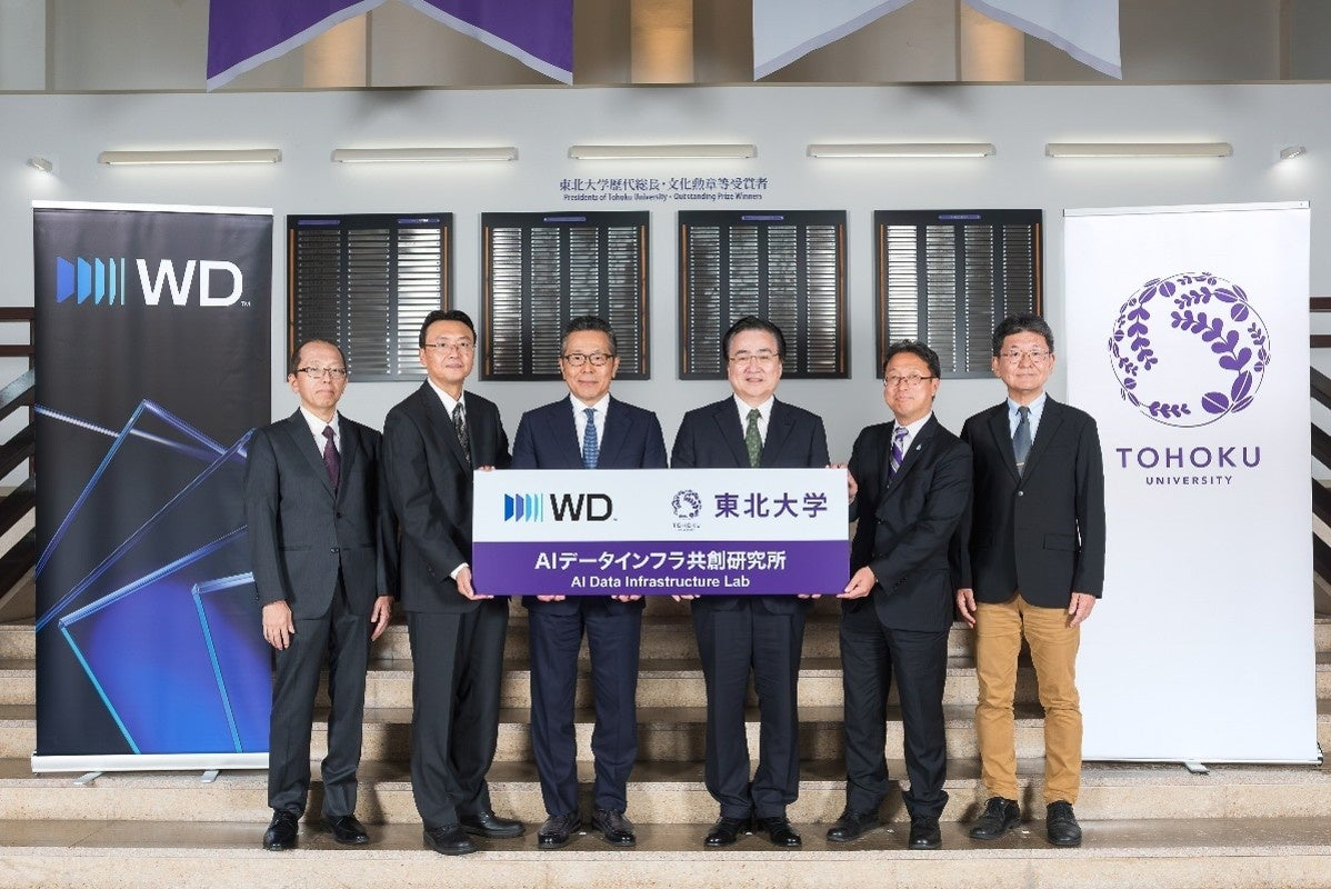 （左から）WDシニアテクノロジスト 清水幸也氏、シニアディレクター 霜越正義氏、 WDジャパンカントリーオフィサー 高野公史氏、 東北大学 総長 冨永悌二氏、理事 遠山毅氏、電気通信研究所 所長 石山和志氏