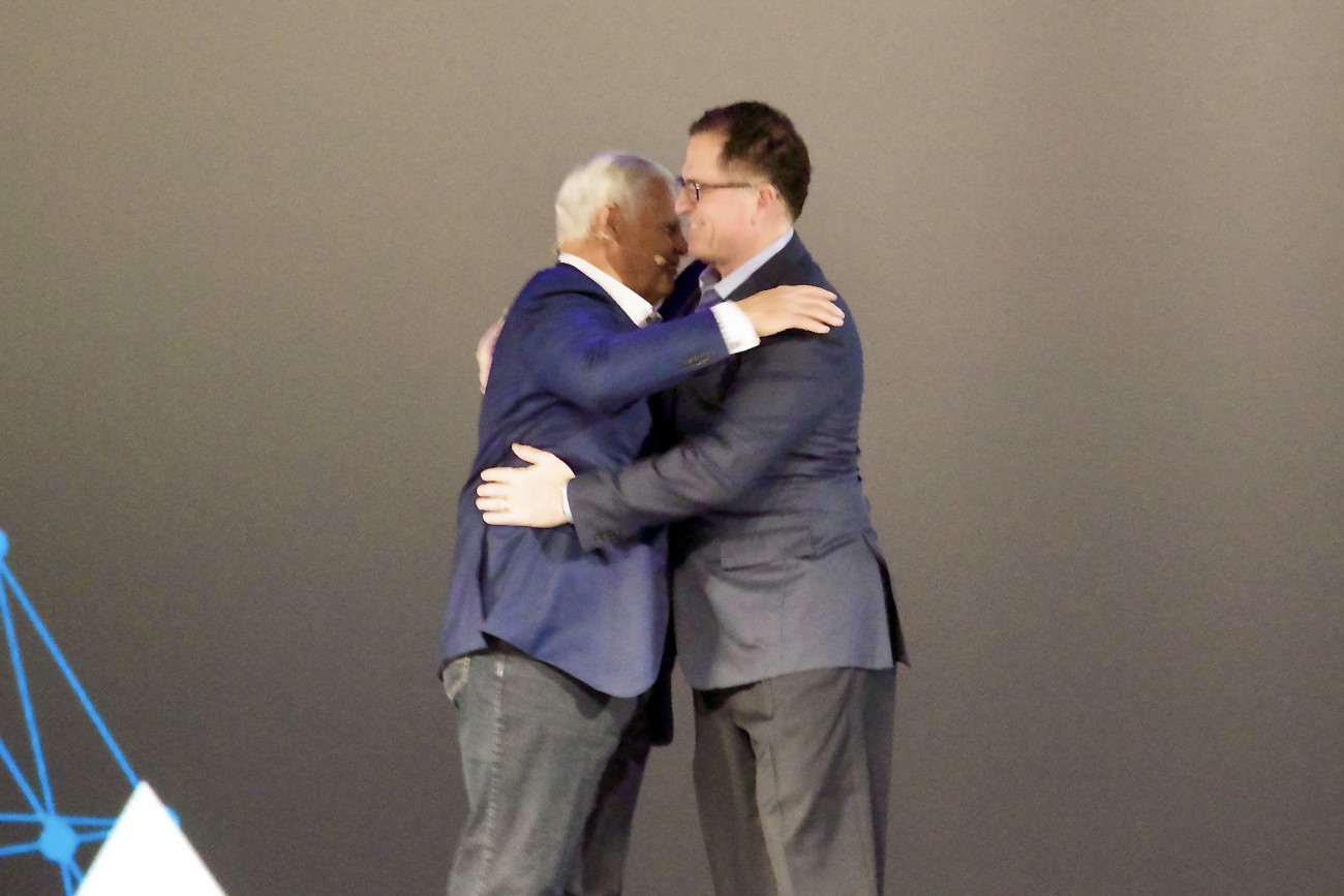 2016年のイベントに登壇した、EMC CEOだったジョー・トゥッチ氏（左）とDell 創業者マイケル・デル氏（右）