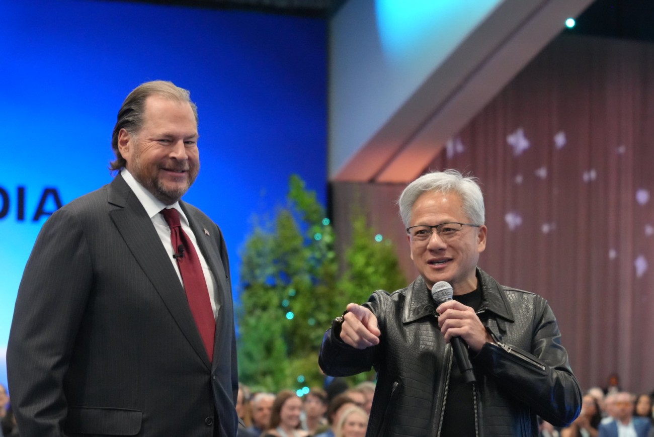 （右）ジェンスン・フアン氏（NVIDIA 創業者兼CEO）